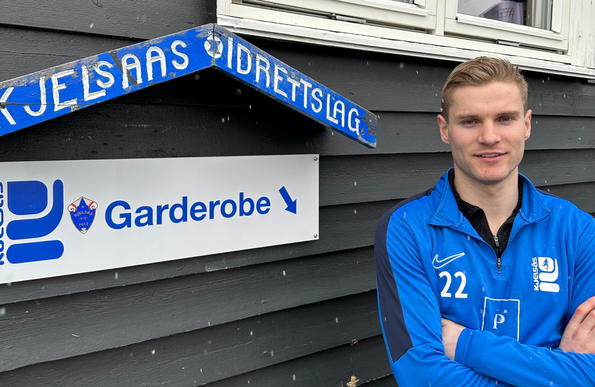 Bærer kapteinsbindet til barndomsklubben
